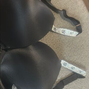 Victoria's Secret Black and Blue Bra with Elegant Design